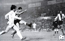 Baena lanza un potente disparo en la historiaca goleada por 3-0 al Madrid en la Copa del 77. 