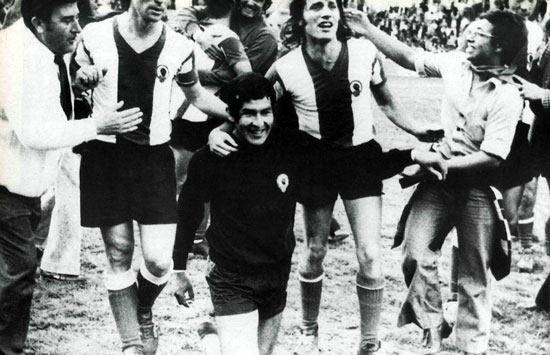 Humberto de rodillas desde la porteria hasta los vestuarios en 